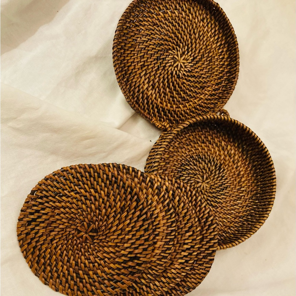 Set of four round wicker coasters in hinged round wicker box brown & tan - Picture 3 of 8